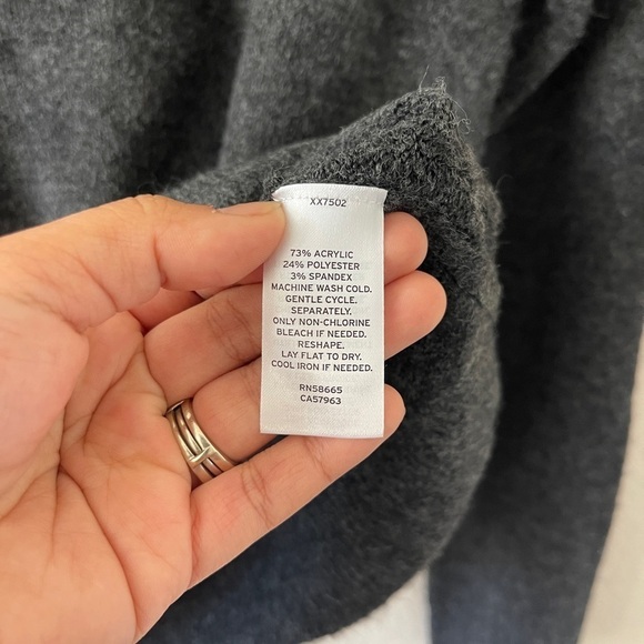 BIN#23 - 1901 Kid’s XL(14/16) Gray Sequined Pullover Sweater - Picture 6 of 6